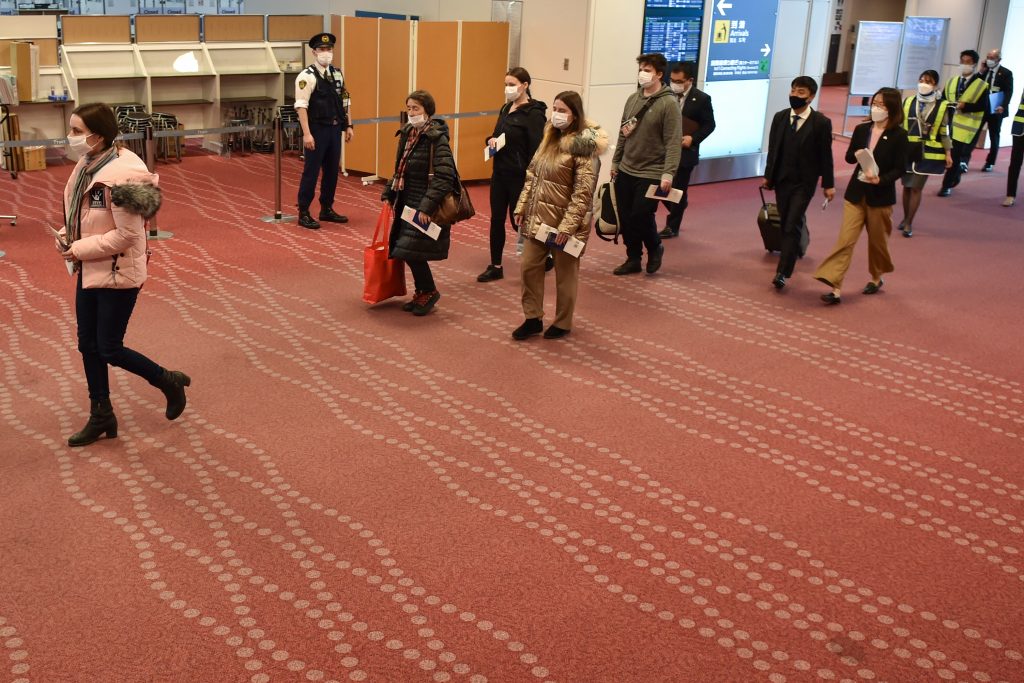 一時滞在施設にいる間は、食費とは別に12歳以上に1日当たり1000円、11歳以下に同500円の生活費を支給。(AFP)
