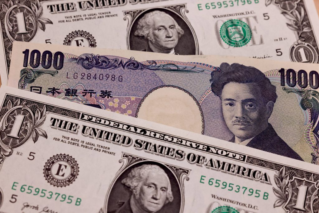 円はドルに対して20年ぶりの安値水準に急落した。（AFP）