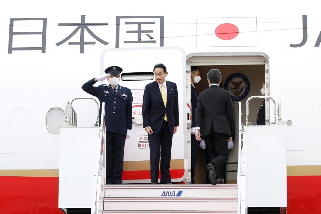 東京の羽田国際空港からインドネシアへの便に乗り込む日本の岸田文雄首相（中央、2022年4月29日）。（AFP）