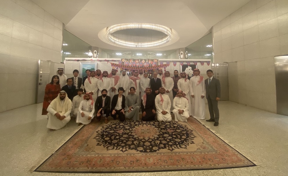 岩井文男駐サウジアラビア日本大使と夫人が公邸でラマダンのイフタールを開催。