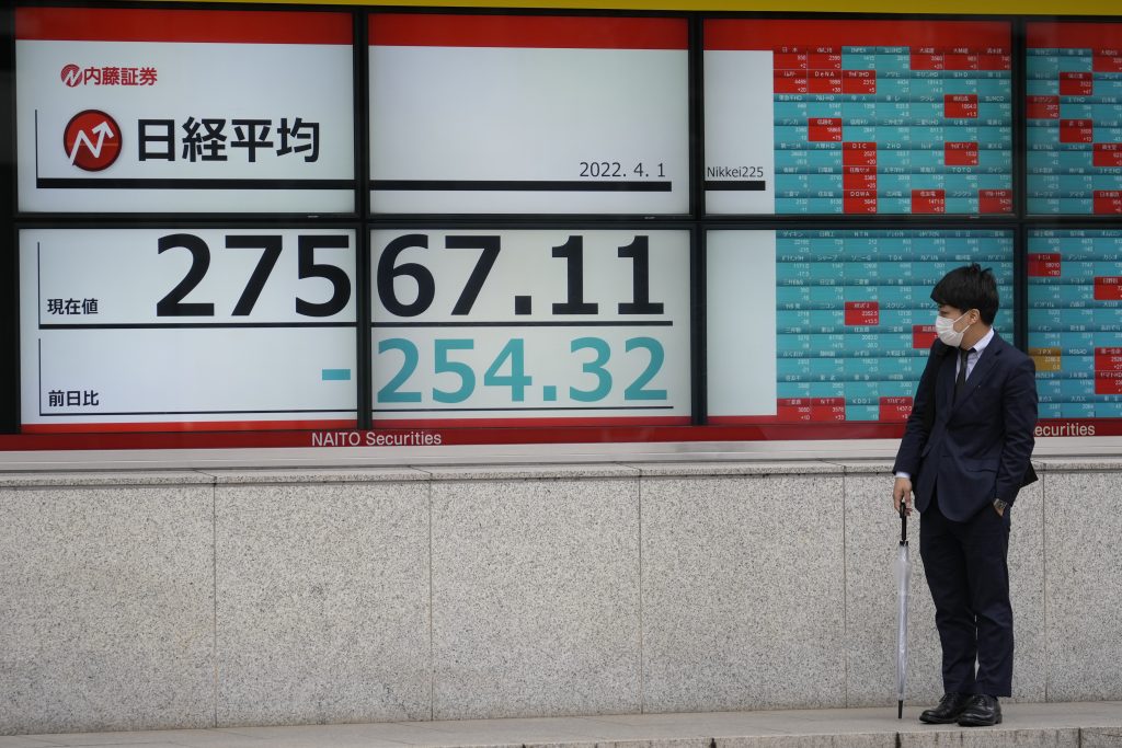 東京の証券会社で日本の日経225指数を表示するモニターを見つめる男性。2022年4月1日。（資料写真/AP）
