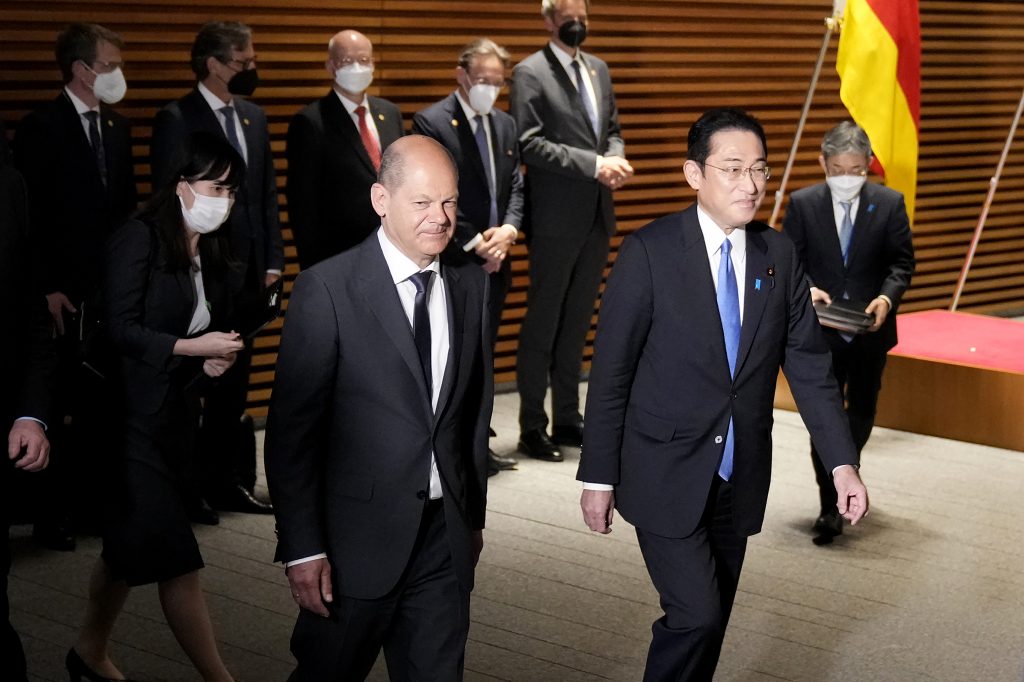 2022年4月28日木曜日、東京の首相官邸での二国間首脳会議に先立ち儀仗隊を閲兵したのち一緒に歩くドイツのオーラフ・ショルツ首相(左)と日本の岸田文雄首相。(AFP)
