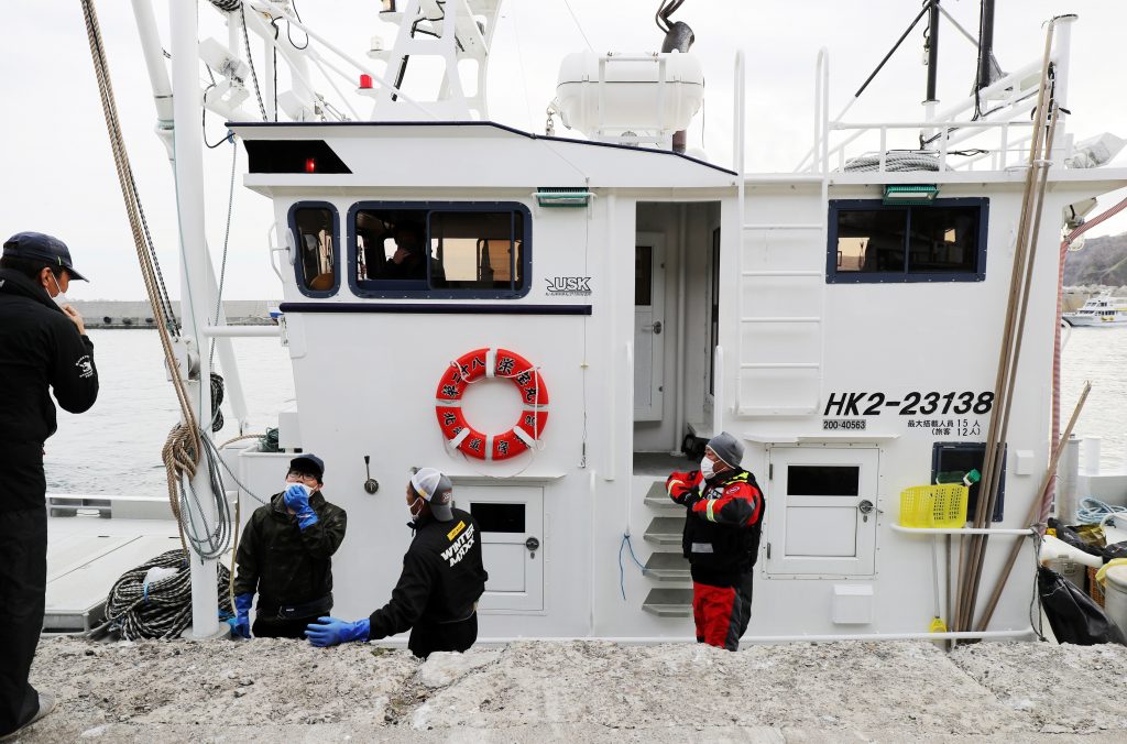 海保などは、前日に男性３人が発見された知床半島東側の海域を中心に不明者１２人の捜索を継続。波が落ち着いたため漁船など民間船舶も３日ぶりに参加した。(File photo/EPA)
