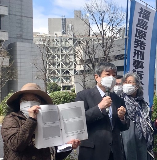 福島県の女性は東京高裁の前で、旧経営陣は「津波に対する防潮壁を高くするよう勧告した東電への報告を無視したのであり、有罪とするべきだ」と訴えた。