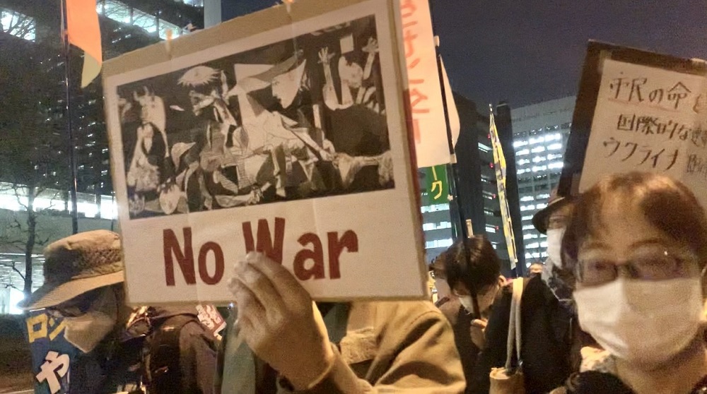 約1800人が8日夜、東京都心に集まり、ウクライナの首都キーウ近郊ブチャなどでの虐殺を非難、戦争の終結を呼びかける抗議行動を行った。(ANJ /Pierre Boutier)