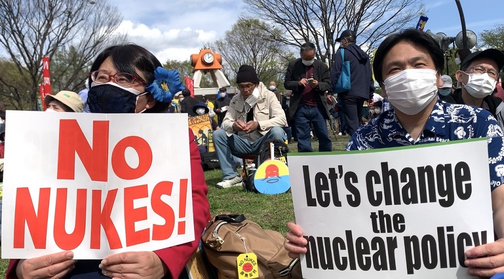 労働組合や平和運動に携わるおよそ2300人が「さよなら原発」をスローガンに東京スカイツリー周辺でデモを行い、すべての原子力と武器を放棄するよう呼び掛けた。(ANJ/ Pierre Boutier)