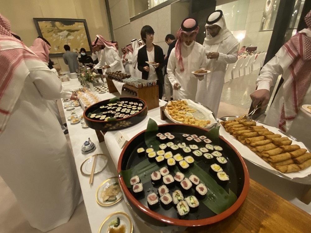 岩井文男駐サウジアラビア日本大使と夫人が公邸でラマダンのイフタールを開催。
