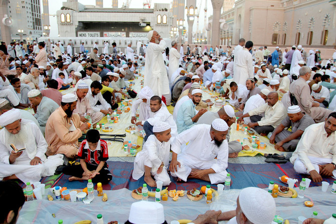 今年は、サウジアラビアの人々は、パンデミック以前と同じように聖月を祝うために準備を進めている。（AFP）