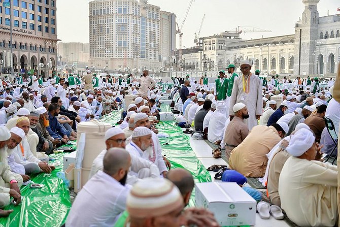 メッカのグランド・モスクが断食中の人々のためにイフタールの食事を再開。（SPA）
