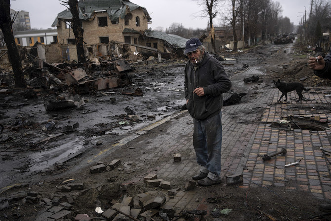 ウクライナのキーフ郊外にあるブチャで、破壊されたロシア側の戦車の近くでタバコを吸う70才のコンスタンチン氏。(AP)