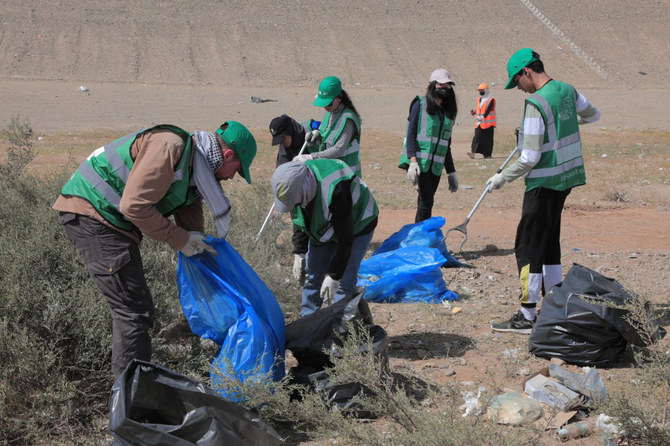 KAUSTとジェッダハイウェイの間の道路で清掃キャンペーンに参加するKAUSTとトゥワールのコミュニティのボランティアたち。（提供写真）