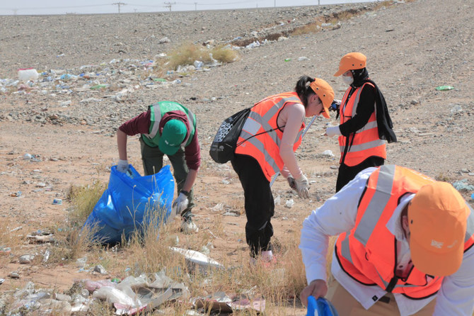 KAUSTとジェッダハイウェイの間の道路で清掃キャンペーンに参加するKAUSTとトゥワールのコミュニティのボランティアたち。（提供写真）