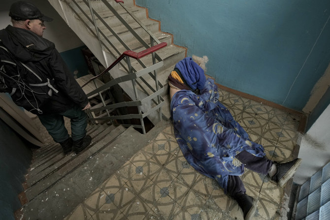 建物の階段にあった、男性の遺体（ウクライナ、ブチャ）。(AP)