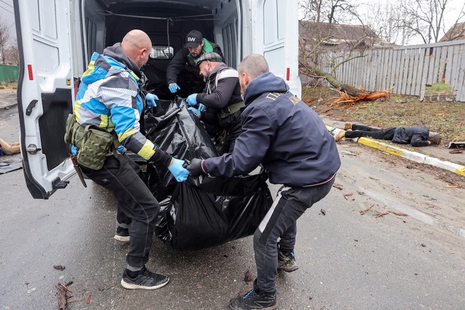 2022年4月3日、キエフにあるブチャで、ロシア兵に殺害されたとされる（住民証言）民間人の遺体を積み込むボランティアたち。(ロイター)