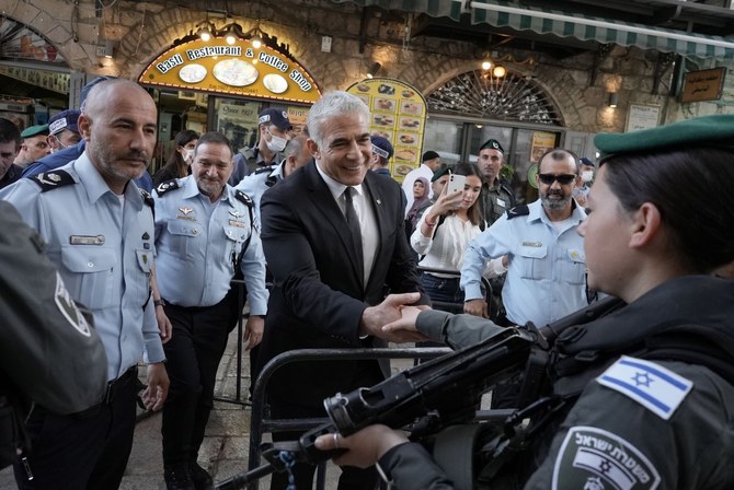 東エルサレムのダマスカス門を訪れたイスラエルのヤイール・ラピード外相。（ @yairlapid ）