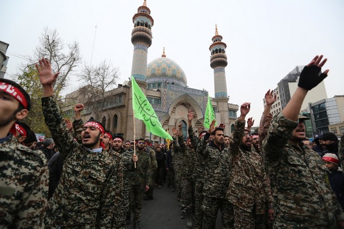 イランの軍司令官ガーセム・ソレイマニ氏とイラクの民兵組織司令官アブ・マフディ・アル・ムハンディス氏の殺害に抗議するため、反米集会に参加するイランの革命防衛隊員。（資料写真/AFP）