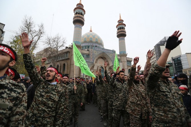 イランの軍司令官ガーセム・ソレイマニ氏とイラクの民兵組織司令官アブ・マフディ・アル・ムハンディス氏の殺害に抗議するため、反米集会に参加するイランの革命防衛隊員。(資料写真/AFP)