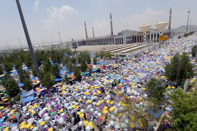 サウジの神聖な都市メッカの南東にあるアラファト山のナミラ・モスクの外で祈るムスリムの巡礼者たち。（AFP通信資料写真）