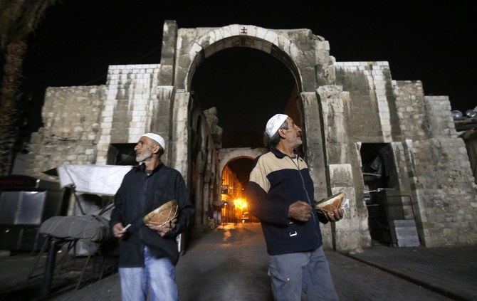 ダマスカスで太鼓を叩きながら宗教的な歌を詠唱し、スフールに合わせて日の出前にイスラム教徒を起こす伝統的なムサハラティ。（AFP）