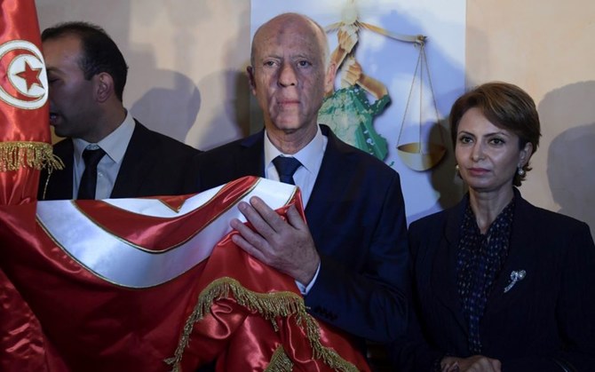 チュニジア大統領選挙での勝利を祝うカイス・サイード氏と妻のイクラフ・チェビル氏。2019年10月13日、チュニスにて。（AFP＝時事）