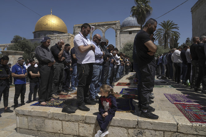 聖なる月ラマダン期間中の金曜日の夜明け前、礼拝に集まった数千人のパレスチナ住民らが、エルサレムのアル・アクサモスクの敷地内でイスラエル警察と衝突した。(AP)