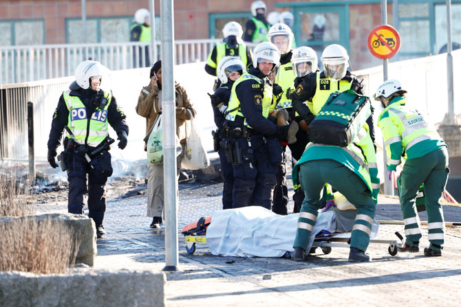 デンマークの反イスラム政治家ラスムス・パルダン氏が巻き起こした暴動で脚を撃たれた男性を運ぶ医療スタッフ。2022年4月17日、スウェーデンのノルショーピンにて。(TT News Agency/ロイターより)
