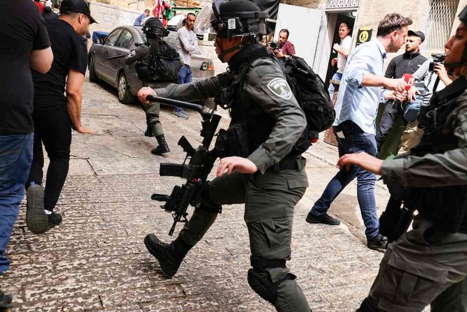 エルサレム旧市街聖地でパレスチナの若者を追いかけるイスラエル国境警察(2022年4月17日)。(AFP)