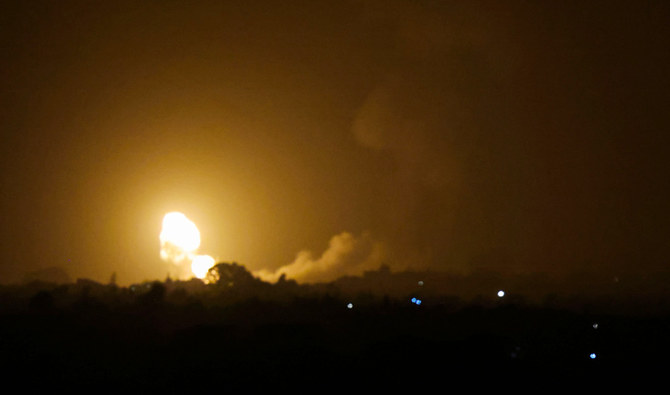 2022年4月19日。ガザ地区南部のラファがイスラエル軍の空爆を受け、炎と煙が上がっている。（AFP）