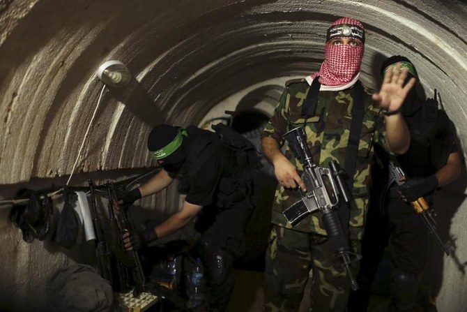 ガザの地下トンネル。ハマスの武装組織、アル・カッサム旅団のパレスチナ人戦闘員。（ロイター）
