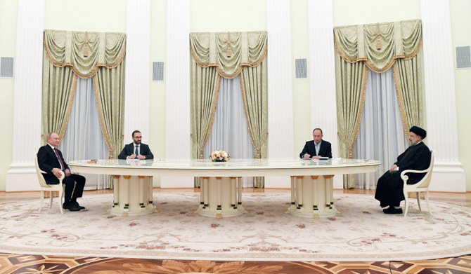2022年1月19日、モスクワのクレムリンで会談するプーチン大統領（左）とイランのイブラヒム・ライシ大統領（右）。（AP）