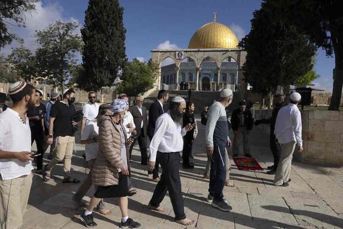 水曜日、エルサレム旧市街にあるアル・アクサモスクの敷地内にある神殿の丘を訪れるユダヤ教徒の一団。同地はイスラム教徒からは「ハラム・アル・シャリフ（高貴な聖域）」と呼ばれている。（AFP）