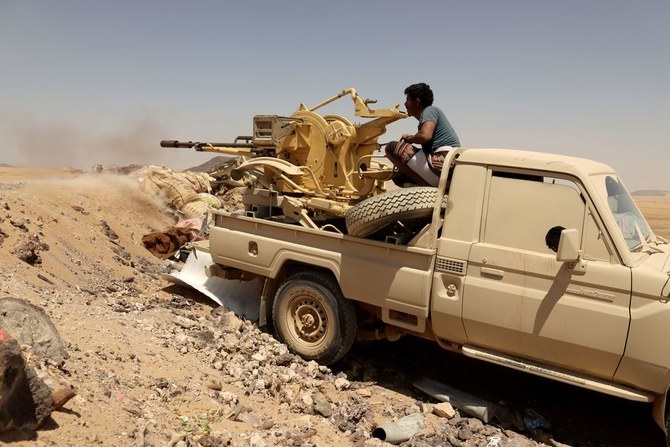 マアリブでフーシ派戦闘員との戦闘中、前線で車両搭載の武器を発射するイエメン政府軍戦闘員。(資料/ロイター)