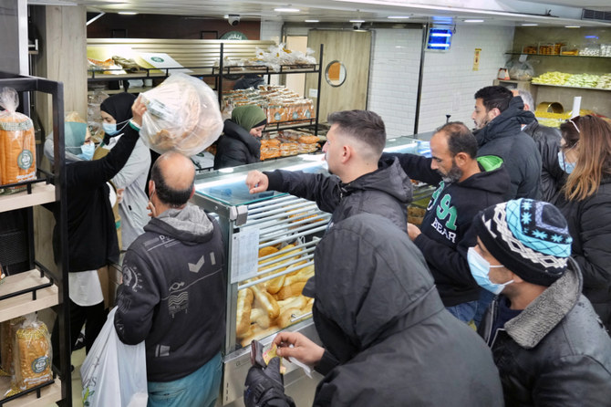 レバノンのベイルート南部郊外にあるダヒエのパン屋でパンを求めて行列する人々。（APファイル写真）