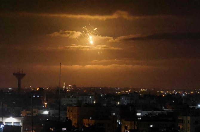 ガザ地区中央の空を照らす、飛来する短距離ロケット弾や砲弾を迎撃・破壊するためのイスラエルの防空システム「アイアンドーム」のミサイル（2022年4月21日撮影）。(File/AFP)