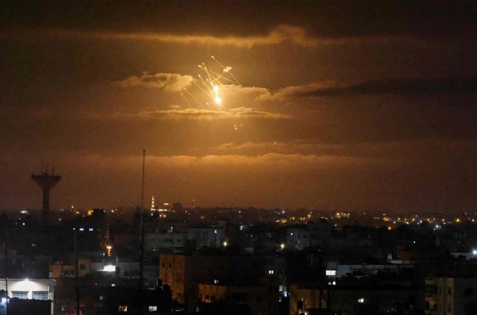 ガザ地区中央の空を照らす、飛来する短距離ロケット弾や砲弾を迎撃・破壊するためのイスラエルの防空システム「アイアンドーム」のミサイル(2022年4月21日撮影)。(File/AFP)