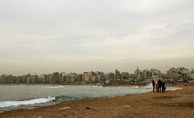 ベイルートの北にあるレバノンの港町トリポリで、アル・ミナの海岸を歩くレバノン人たち。2021年12月13日。（AFP）