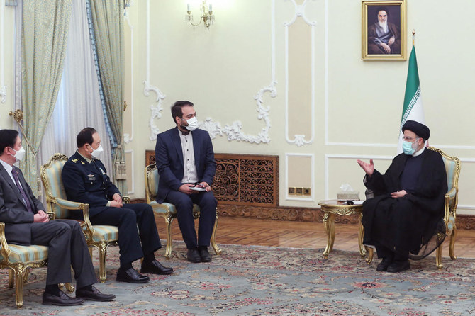 中国の魏鳳和国防相および代表団と会談するイブラヒム・ライシ大統領（テヘラン）。（AFP）