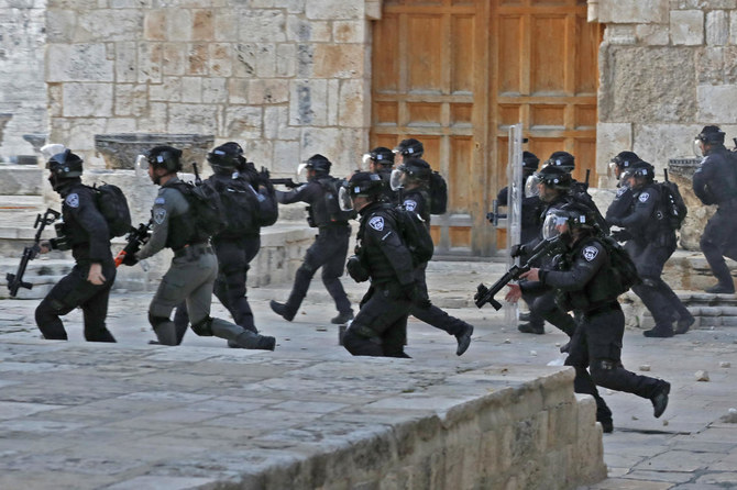 イスラエル警察は、「数百人の人々が、ユダヤ教の礼拝者が集まる嘆きの壁の方向などへ石や花火を投げ始めた際に介入した」と述べた。(File/AFP)