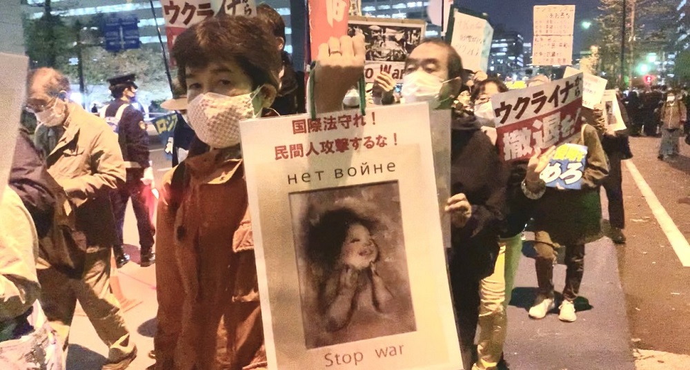 約1800人が8日夜、東京都心に集まり、ウクライナの首都キーウ近郊ブチャなどでの虐殺を非難、戦争の終結を呼びかける抗議行動を行った。(ANJ /Pierre Boutier)