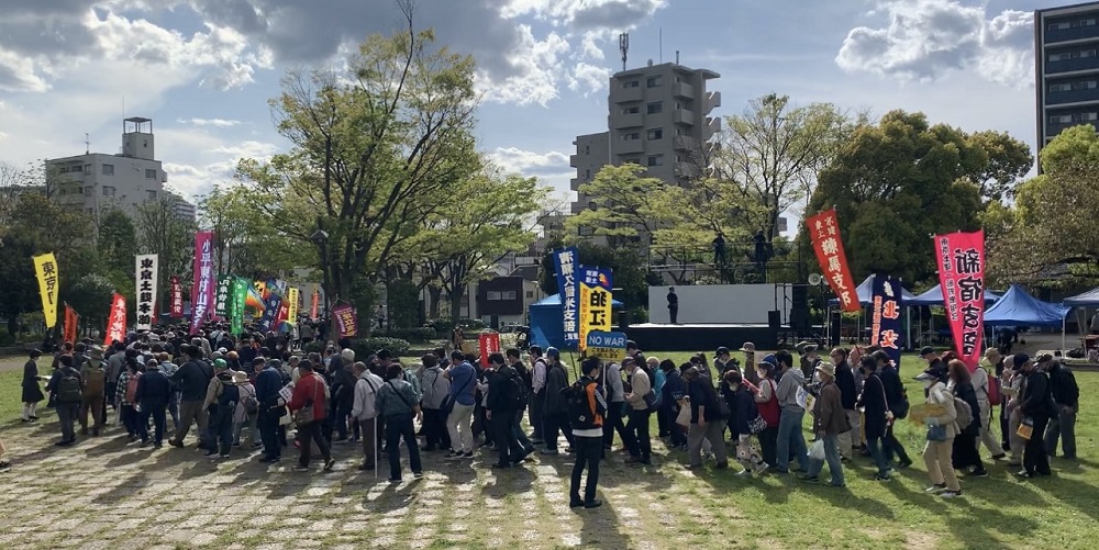 労働組合や平和運動に携わるおよそ2300人が「さよなら原発」をスローガンに東京スカイツリー周辺でデモを行い、すべての原子力と武器を放棄するよう呼び掛けた。(ANJ/ Pierre Boutier)