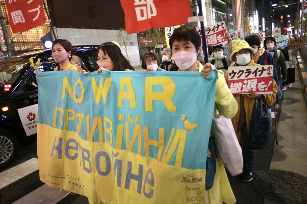 約1800人が8日夜、東京都心に集まり、ウクライナの首都キーウ近郊ブチャなどでの虐殺を非難、戦争の終結を呼びかける抗議行動を行った。(ANJ /Pierre Boutier)