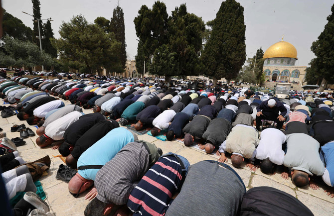 2022年4月8日、エルサレム旧市街のアル・アクサモスク敷地内にあるモスク「岩のドーム」の近くで、ラマダンの金曜礼拝に参加するパレスチナのイスラム教徒礼拝者。(AFP)