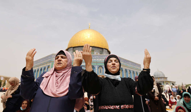ヨルダン川西岸とイスラエルから数千人のイスラム教徒が、エルサレム入口のイスラエル軍検問所を通過し、早朝にモスクに押し寄せた。(AP)