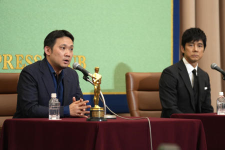 東京で行われた 「ドライブ・マイ・カー」の受賞記者会見でスピーチをする俳優の西島秀俊と濱口竜介監督（左）。（AP）