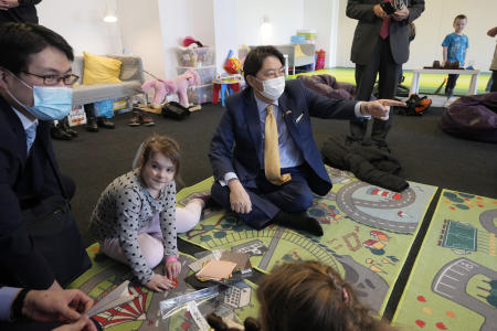ウクライナからの避難民が身を寄せるポーランド・ワルシャワの施設を訪問し、避難してきた子供と言葉を交わす日本の林芳正外務大臣(写真中央)。2022年4月2日撮影(AP通信)