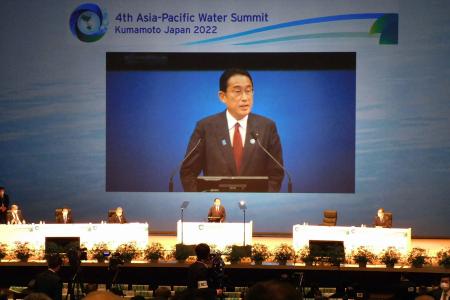 第4回アジア・太平洋水サミットの開会式で話す日本の岸田文雄首相（2022年4月23日、熊本市）。（AFP）