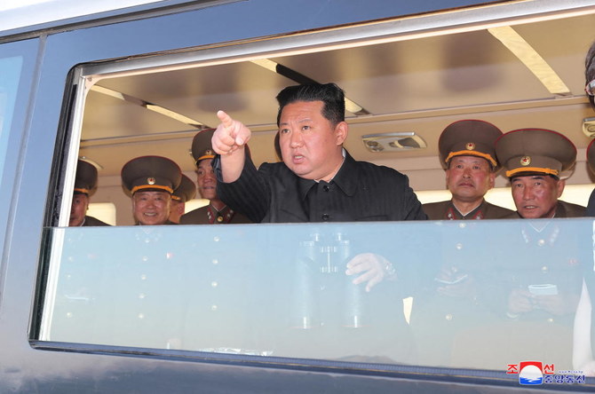 国営メディアによると、北朝鮮の金正恩総書記は新型戦術誘導兵器の発射実験を視察した（2022年4月16日に公開された）。（KCNA、ロイター）