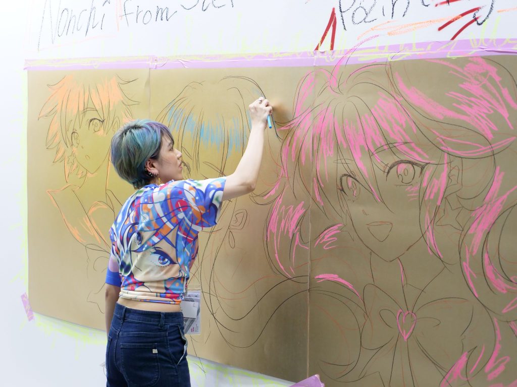 のんち氏の作品は、1980年代・90年代の日本のアニメやマンガを彷彿とさせる色彩とタッチで描かれている。