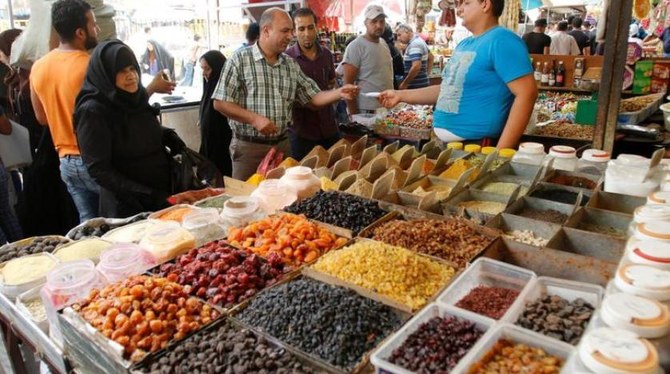 イラクのバグダッド中心部にあるショルジャ卸売市場で、イスラム教徒の断食月であるラマダンに向けて買い物をする人々。(ロイター//File)