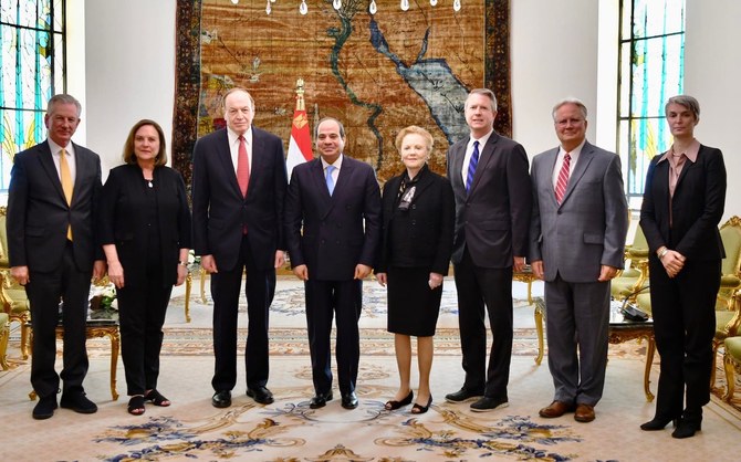 訪問中の米代表団と写真に収まるエジプトのアブドゥルファッターハ・エルシーシ大統領。(エジプト大統領府広報官)